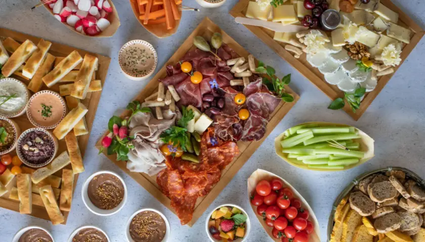 Plateaux variés : charcuterie, fromages, crudités, dips et pains. Parfait pour une idée repas soirée nombreux, convivial et gourmand.