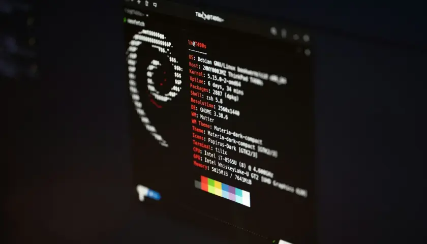 Na ekranie widać terminal z informacjami o systemie. Jaki Linux? To Debian GNU/Linux, z jądrem 5.15.0-2, GNOME 3.38.6 i jądrem zsh 5.8.