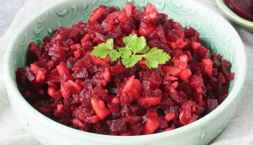 Rote Bete Salat mit Apfelstücken, garniert mit Petersilie. Ein leichter und gesunder Genuss, perfekt für Weight Watchers.