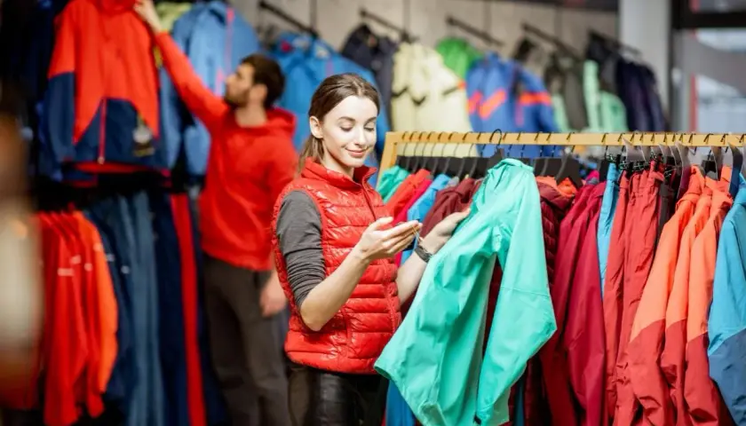 Jak wybrać idealny outfit na narty? Kompletny przewodnik po stroju narciarskim
