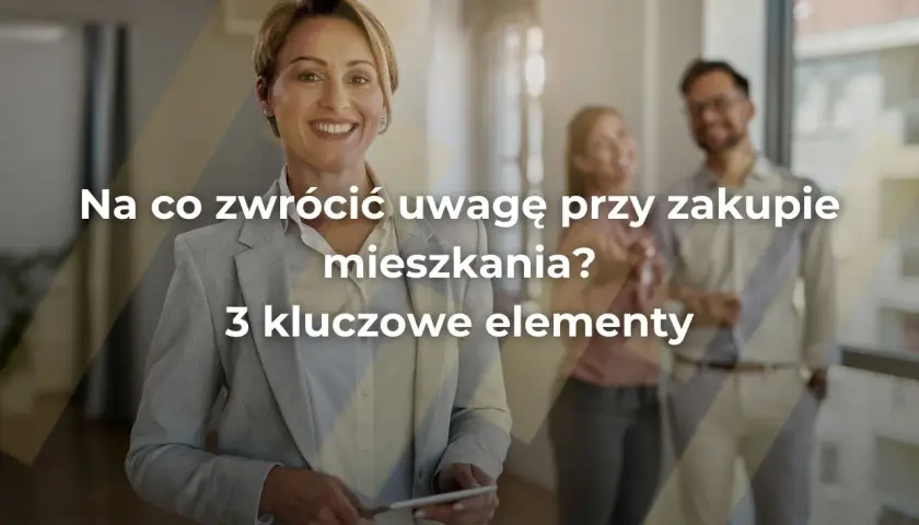 Uśmiechnięta kobieta w garniturze prezentuje kluczowe elementy, na co zwrócić uwagę przy kupnie mieszkania.