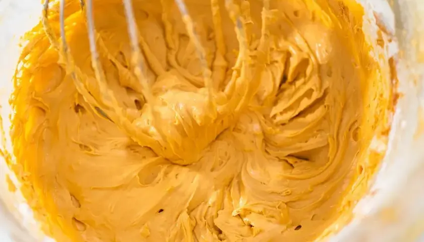 Mieszanie kremowego, złotego kremu z mascarpone. Idealny do deserów, ciast i tortów. Pyszne inspiracje, co zrobić z mascarpone.