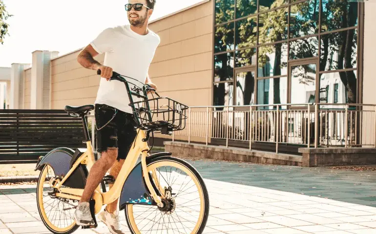 Najlepszy outfit na rower – jak zwiększyć komfort i bezpieczeństwo jazdy