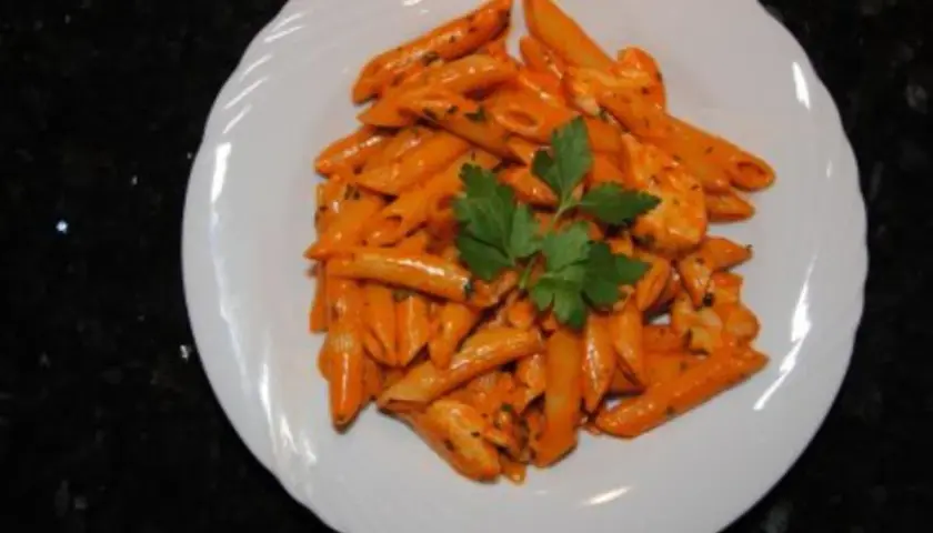 Prosty przepis na penne pollo – makaron z kurczakiem, który zachwyci każdego