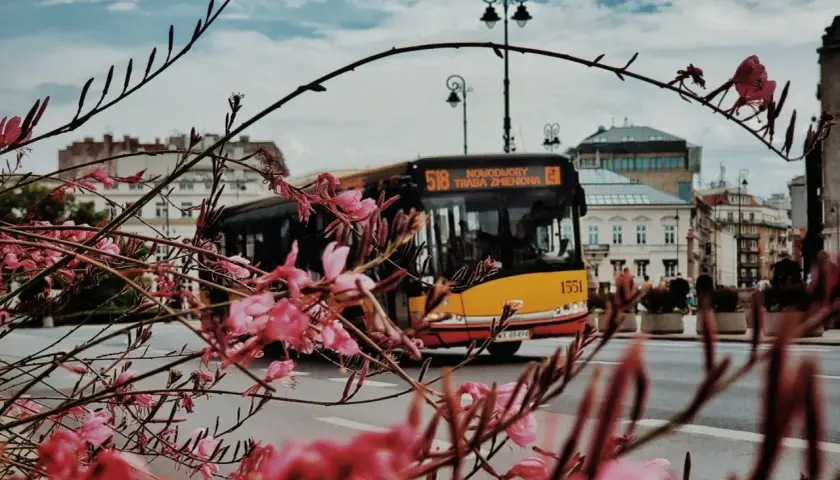 Czy opiekun osoby niepełnosprawnej płaci za bilet w Warszawie? Sprawdź zasady ulg.