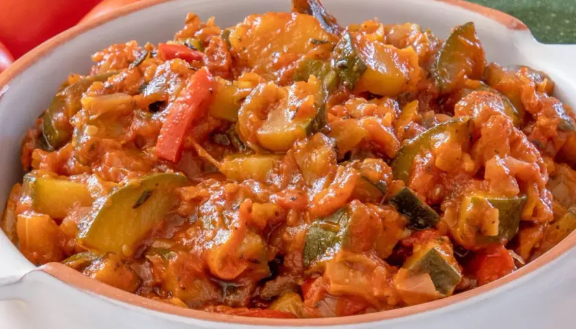 Pyszny bigos z cukinii z pomidorami i papryką, duszony do miękkości.