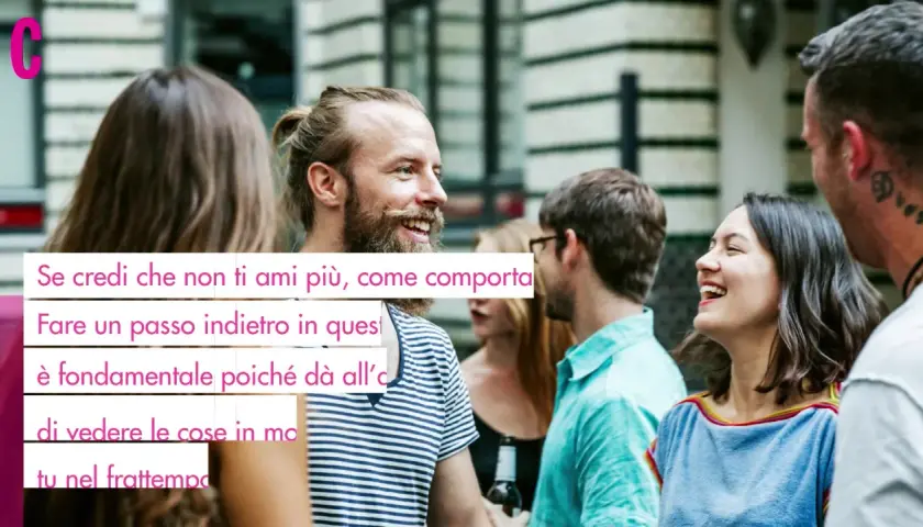 Un uomo ferito in amore, come si comporta? Un gruppo di amici ride, forse lui cerca di nascondere il suo dolore.