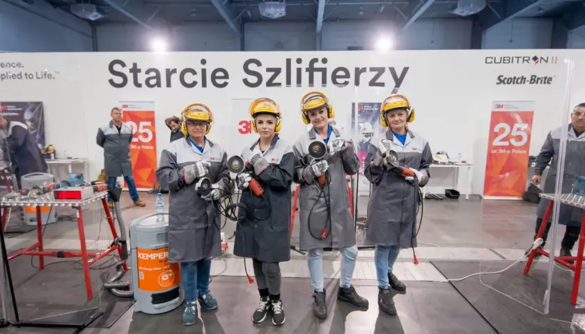 Cztery kobiety w kaskach i ochronnych okularach, gotowe do pracy jako szlifierz, trzymają szlifierki kątowe.