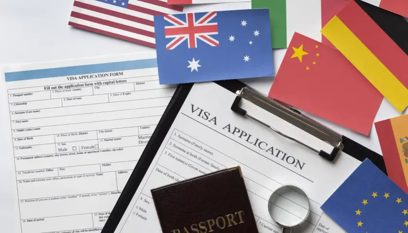 Formularze wizowe, paszport i flagi USA, Australii, Chin, Niemiec, UE. Planujesz podróż do Nowej Zelandii? Wiza to pierwszy krok.