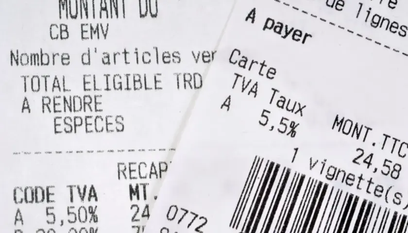 Détail d'un ticket de caisse supermarché : TVA à 5,5%, montant TTC 24,58, code TVA, et un code-barres.