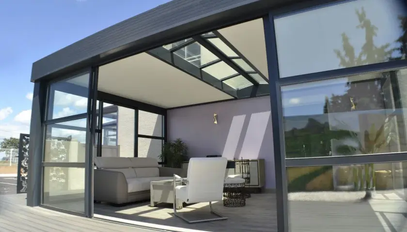 Une élégante véranda moderne avec salon, parfaite pour faire une veranda et profiter du soleil.