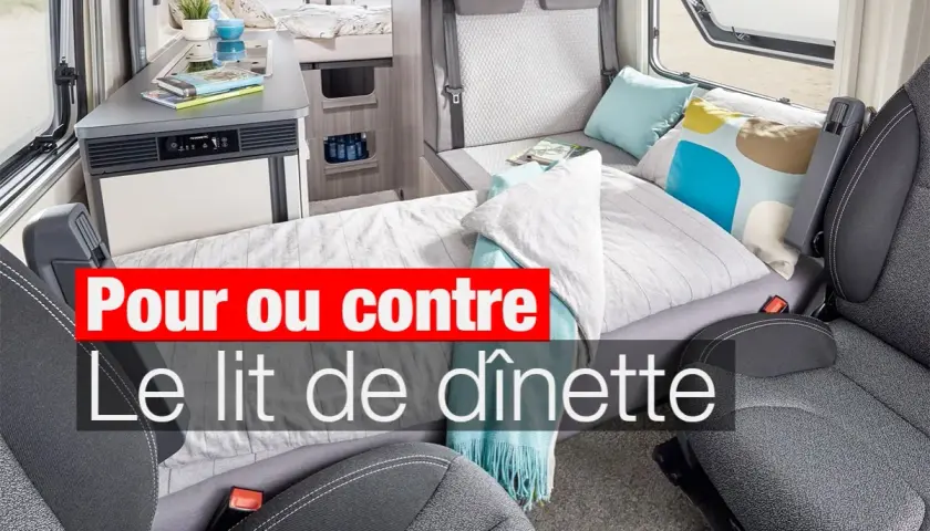 Aménagement intérieur d'un camping-car avec un lit de dînette transformé, prêt pour le repos.