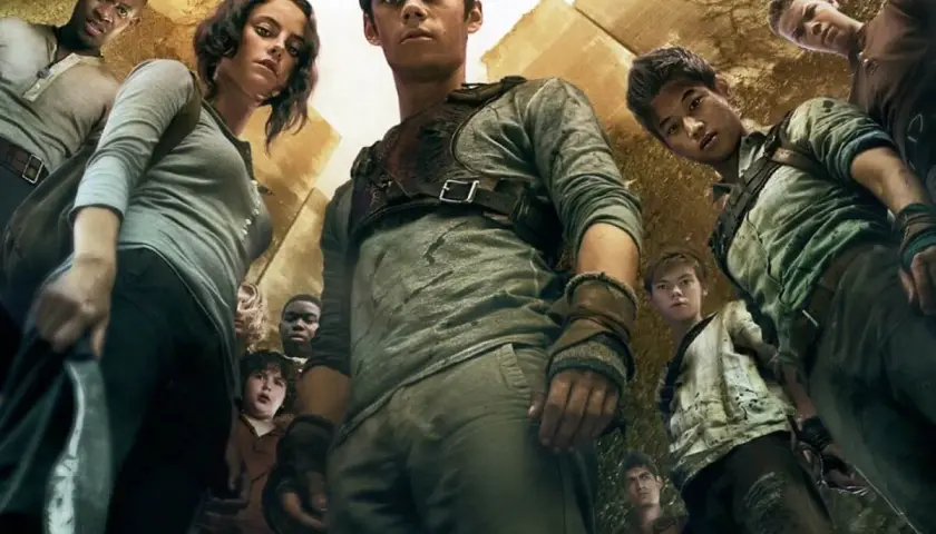 Więzień labiryntu obsada: Dylan O'Brien, Kaya Scodelario i inni młodzi bohaterowie patrzą w górę, gotowi na wyzwania.