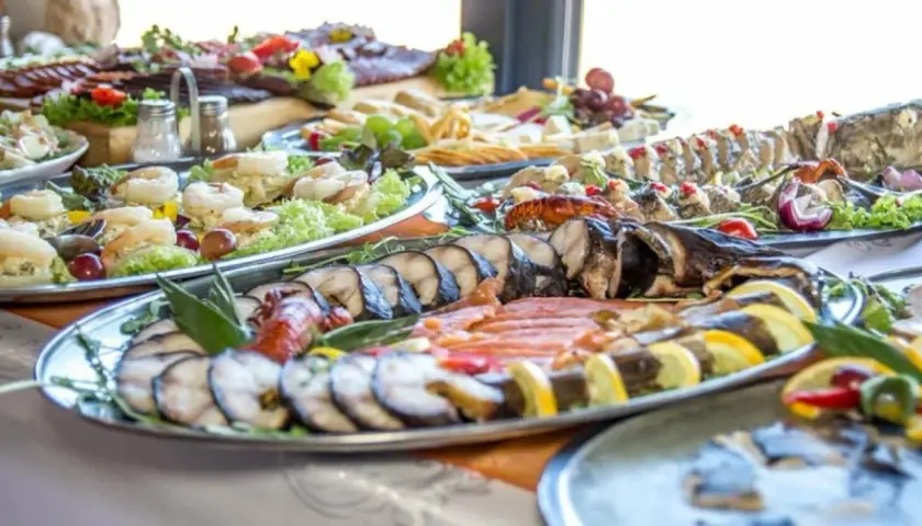 Ile kosztuje catering na wigilię? Sprawdź ceny i menu, aby zaoszczędzić