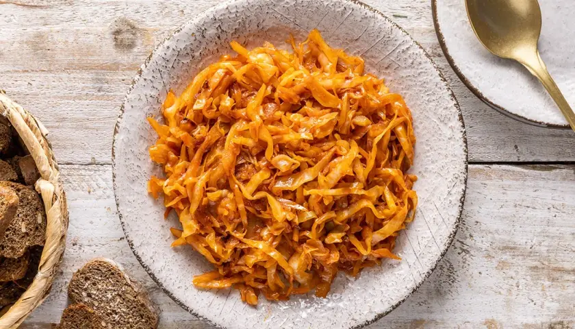 Cavolo cappuccio stufato, un classico tra le cavolo cappuccio ricette, servito in una ciotola rustica con pane integrale.