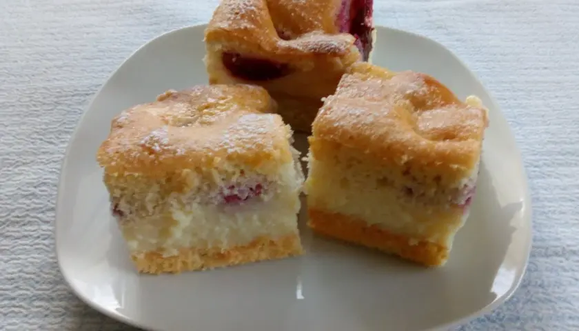 Jak przygotować ciasto na jasnym biszkopcie z budyniem?