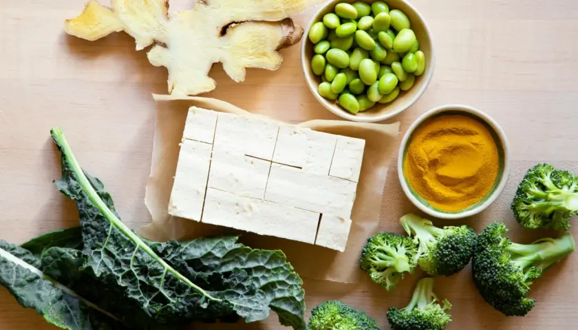 Tofu, edamame, brokuły, jarmuż i imbir – składniki do przygotowania pysznego posiłku, który pomoże jak uzupełnić białko w organizmie.
