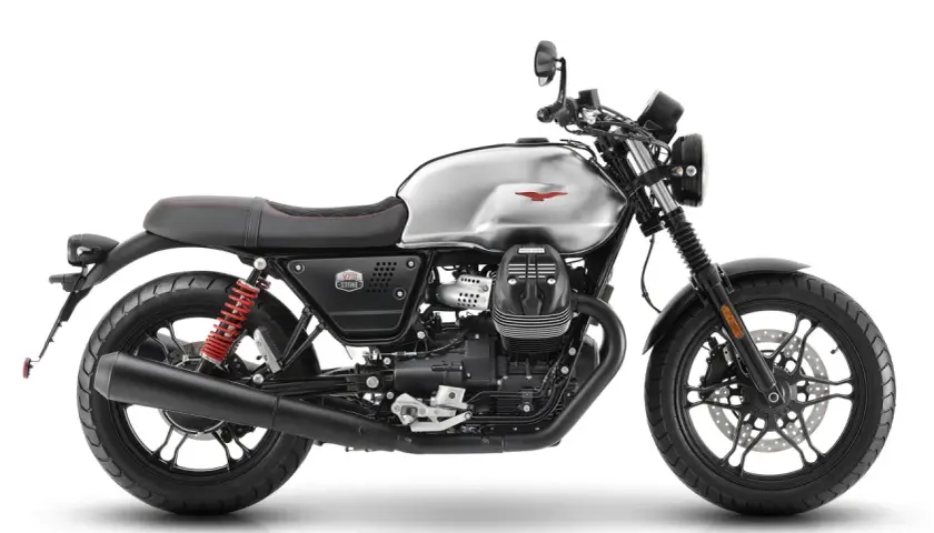Moto Guzzi V7 Stone plateada, con asiento negro y detalles rojos. Un clásico moderno listo para la carretera.