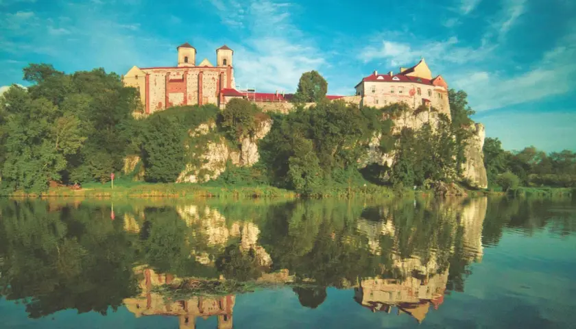 Zamek na skale nad Wisłą, odbijający się w wodzie. Jedno z fajnych miejsc w Krakowie, które warto odwiedzić.