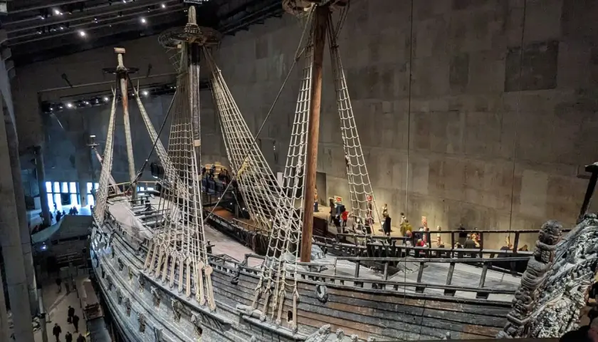 Imponerande Vasa-skepp i museets hall i centrala Stockholm. Besökare beundrar det välbevarade krigsskeppet.