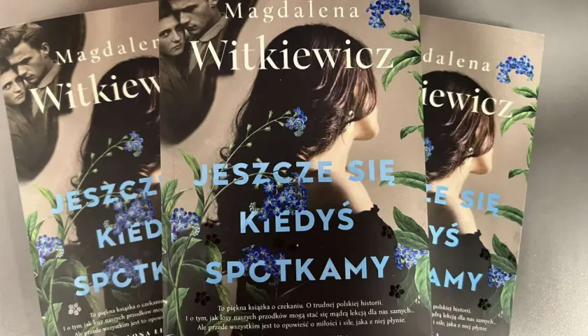 Okładki książek Magdaleny Witkiewicz "Jeszcze się kiedyś spotkamy" z motywem niezapominajek.
