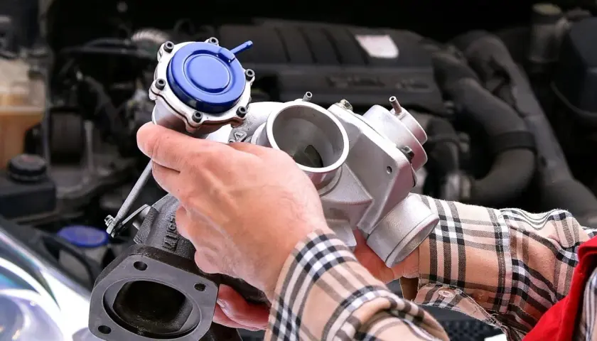 Mechanik sprawdza turbosprężarkę, by zapewnić prawidłowe ciśnienie doładowania turbiny.