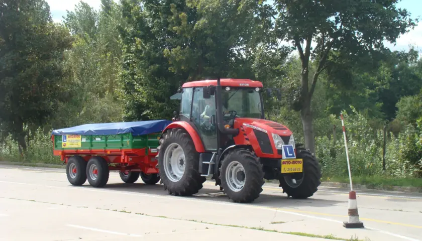Ciągnik z przyczepą: Czy Twoje prawo jazdy C wystarczy?