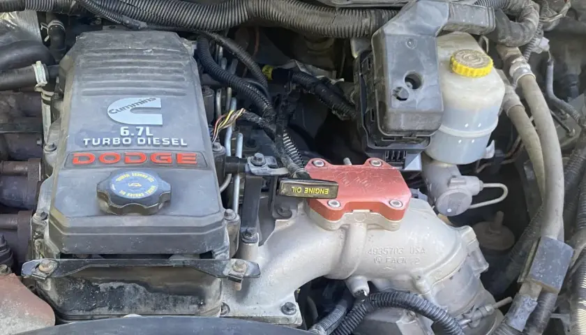 Cummins 6.7L Turbo Diesel motor i en Dodge. Kanske dags för en egr delete besiktning?