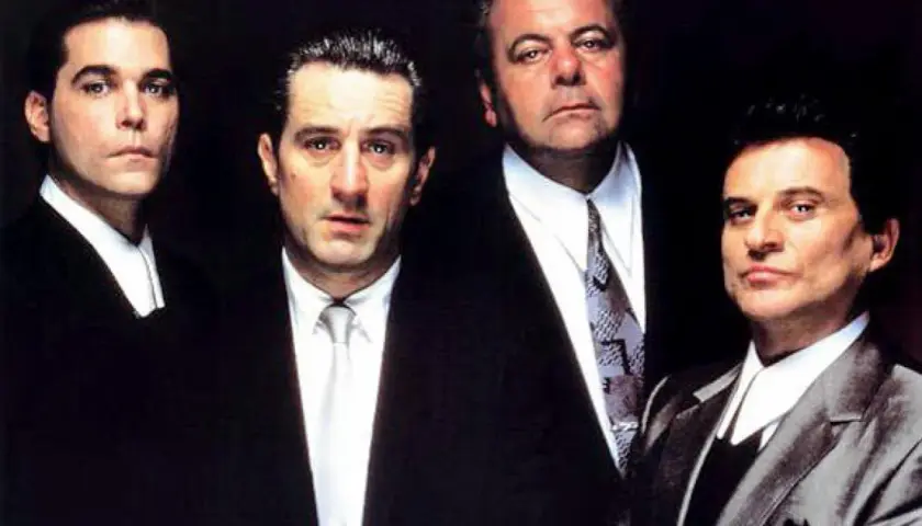 Chłopcy z ferajny obsada: Ray Liotta, Robert De Niro, Paul Sorvino i Joe Pesci w eleganckich garniturach.