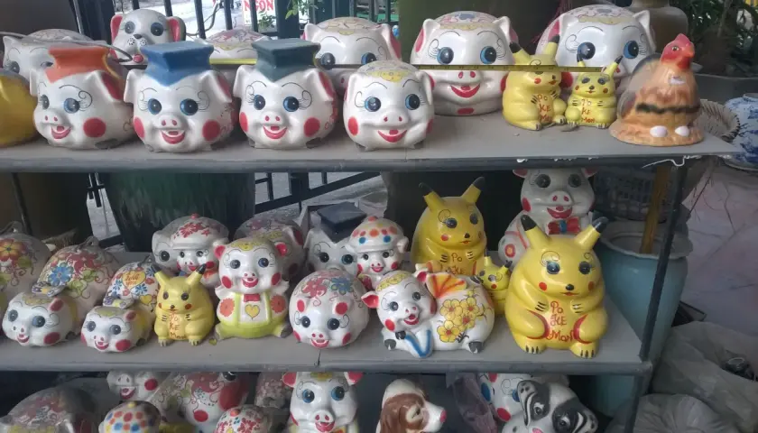 Urocze skarbonki w kształcie świnek i Pikachu – idealne pamiątki, co można przywieźć z Wietnamu.