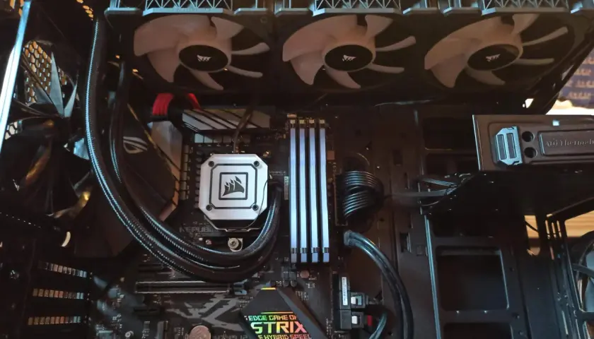 Einbau einer AIO-Wasserkühlung: Radiator mit Lüftern oben, Pumpe auf dem Mainboard, Kabelmanagement für einen sauberen Look.