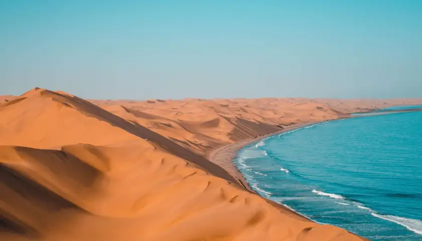 Piasek i ocean w Namibii. Kiedy najlepiej lecieć do Namibii? Odpowiedź znajdziesz, podziwiając te krajobrazy.