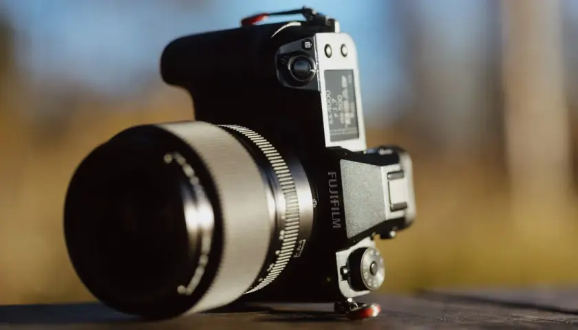 Profesjonalny aparat Fujifilm GFX 50s II z obiektywem, gotowy do uchwycenia pięknych kadrów.