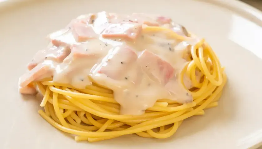 Spaghetti z kremowym sosem i kawałkami szynki. Idealny sos paprykowy do makaronu, który zachwyci każdego.