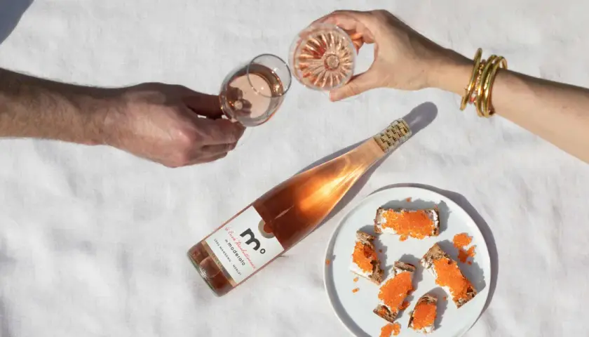 Un apéritif rosé pétillant, parfait pour accompagner ces toasts au fromage frais et œufs de poisson. Quel vin blanc pour l'apéritif ? Essayez ce rosé !