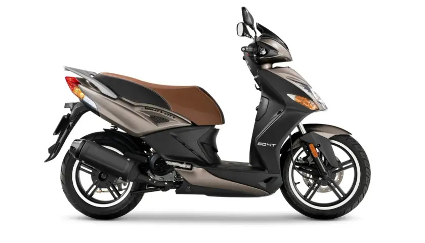 Scooter Kymco Agility City 50 en color gris y marrón, con asiento de cuero marrón y detalles plateados.