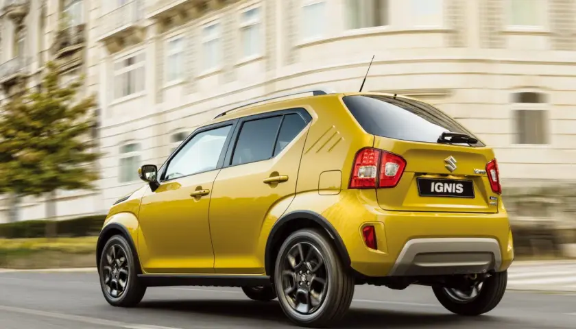 Suzuki Ignis 2026 gialla sfreccia in città, con un design audace e moderno che cattura l'attenzione.