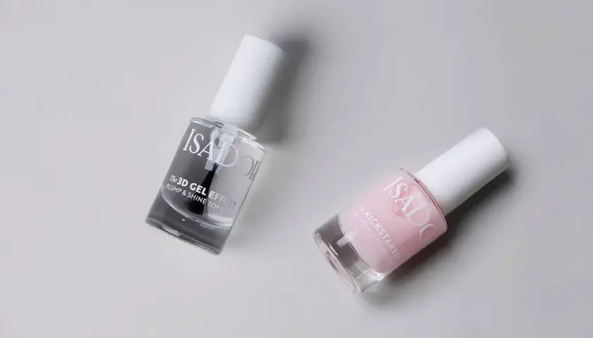 Två flaskor Isadora nagellack, en med "3D Gel Effect" och en rosa "The Kickstarter". Perfekt för en Isadora nagellack rea!