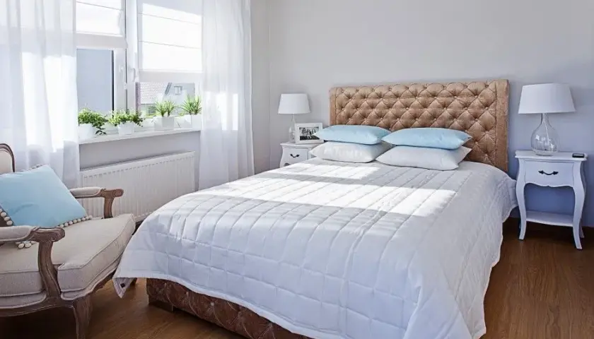 Co na okno w sypialni: 7 stylowych pomysłów na dekorację