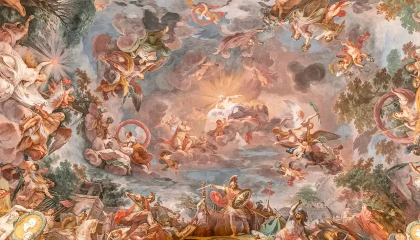 Malowidło sufitowe z aniołami, postaciami mitologicznymi i scenami bitewnymi w pastelowych barwach.
