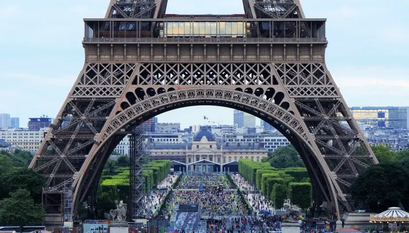 Wieża Eiffla w Paryżu, tłumy ludzi na Polach Marsowych, a w tle budynki. To jest kurwa po francusku!