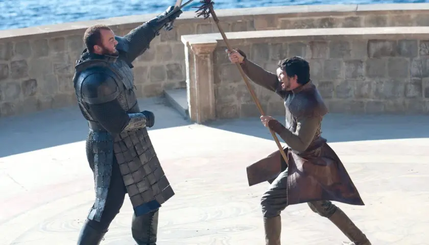 Oberyn Martell z "Gry o tron" w walce na śmierć i życie. Jego przeciwnik w ciężkiej zbroi.