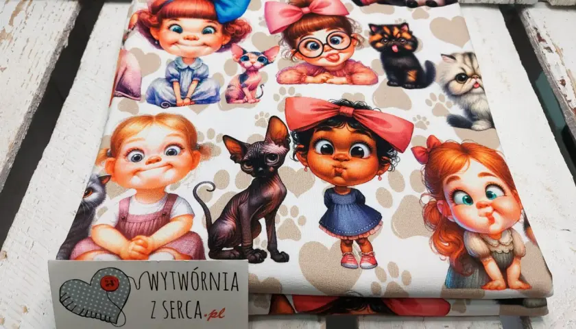 Urocza dresówka dla dzieci z motywem słodkich dziewczynek i kotków. Idealna na ubranka dla najmłodszych.