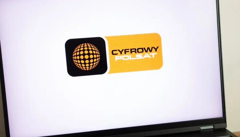 Logo Cyfrowy Polsat na ekranie laptopa. Akcje tej firmy są popularne wśród inwestorów.