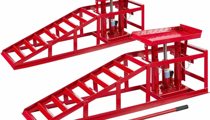 Zwei rote Auffahrrampen 2t mit integrierten Hydraulikhebern für einfache Fahrzeugwartung.