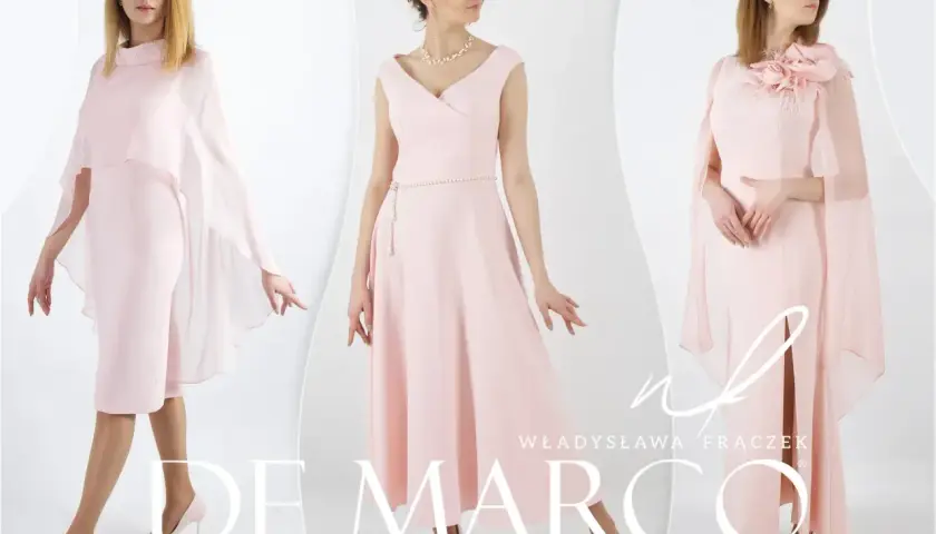 Trzy kobiety w różowych sukniach prezentują kreacje na ślub córki. Elegancko i z klasą.