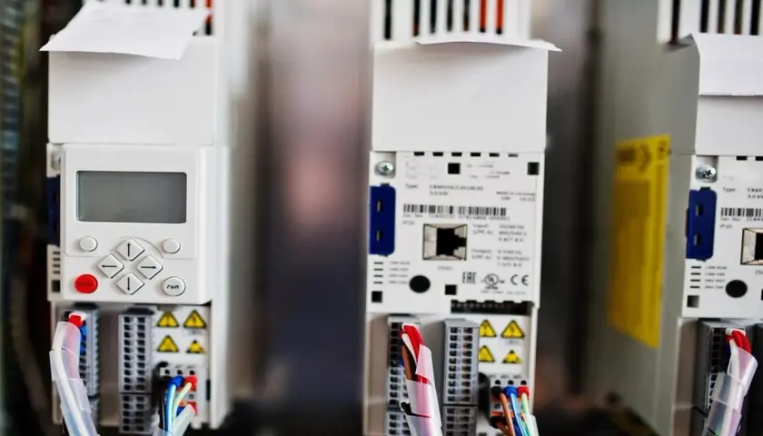 Panel sterowania falownika z przyciskami i wyświetlaczem. Czy falownik wyłącza się na noc? Zależy od konfiguracji.