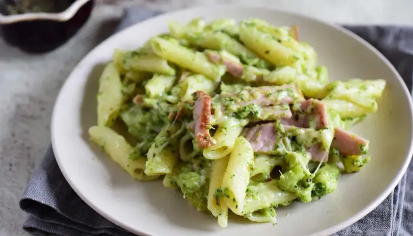 Penne z kremowym sosem brokułowym i kawałkami szynki. Pyszny makaron z brokułami, idealny na szybki obiad.