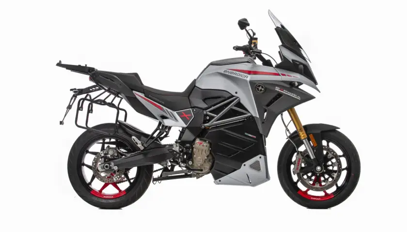 Motocicleta eléctrica Energica Experia, plateada y negra, con maletas laterales. Lista para una aventura energética.