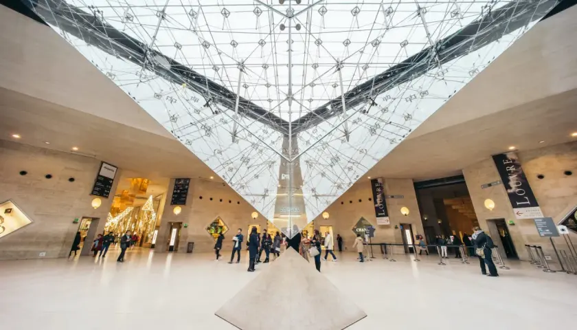 Menschen im Louvre-Museum, Paris, unter der Glaspyramide. Hier ist die Mona Lisa in echt zu sehen.